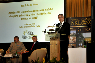 Ministr obrany Lubomír Metnar na Žofínském fóru diskutoval se zástupci zbrojních společností