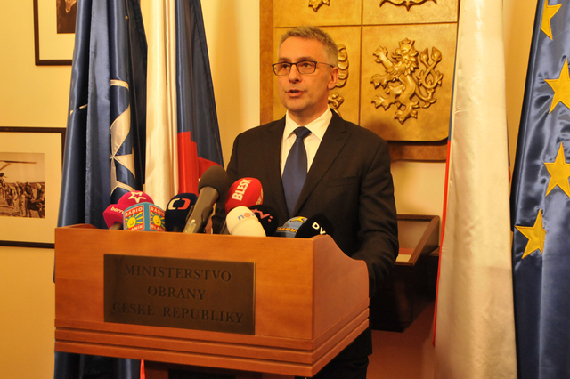 Udělal jsem chybu a omlouvám se za ni, řekl ministr obrany na tiskovém brífinku k diplomové práci