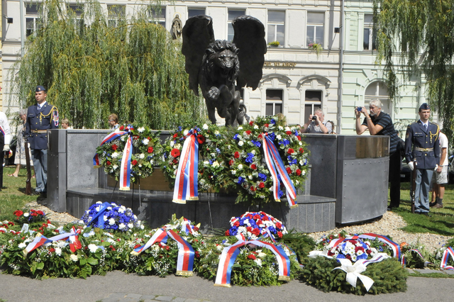 Zástupci Armády ČR, NATO i RAF si na Klárově připomněli 100 let vzniku letectva
