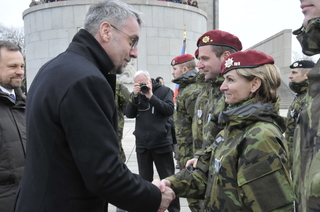 Ministr obrany Lubomír Metnar dnes na Vítkově ocenil přes 230 vojáků za půlroční působení na misi v Litvě