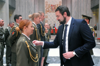 Medaile Za službu v zahraničí dnes na Vítkově převzalo 66 vojáků, kteří vzorně reprezentovali vlast