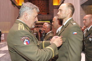 Jsem rád, že v Armádě ČR jsou lidé jako vy, řekl na slavnostním nástupu armádní generál Aleš Opata