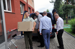 Zaměstnanci ekonomické sekce a jejích agentur darovali školní potřeby dětem z Klokánku