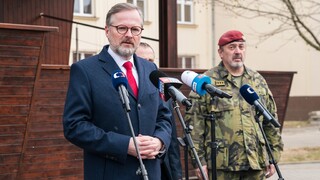 Předseda vlády u vojáků v Prostějově: Musíme být připraveni zajistit občanům ČR bezpečnost