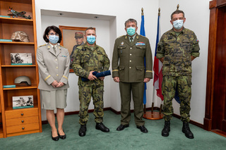 Generál Opata ocenil mincí rotmistra Omaníka