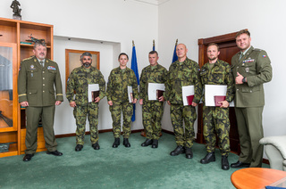 Generál Opata ocenil vojákyni a vojáky, kteří zachraňovali raněné u vážných dopravních nehod a pomohli kolegovi v těžké životní situaci
