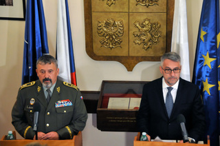 Ministr obrany a náčelník GŠ AČR potvrdili, že zranění vojáci jsou mimo ohrožení života