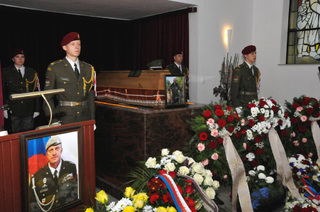 Zástupci resortu obrany, armády i veřejnost se dnes rozloučili se št. prap. i. m. Tomášem Procházkou