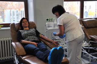 Pacienta s masivním krvácením může zachránit nový způsob podání krve