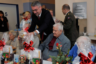 Ministr obrany Lubomír Metnar se setkal s veterány v Domově Vlčí mák v Ústřední vojenské nemocnici