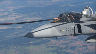 Další tři piloti z Čáslavi už umí natankovat za letu