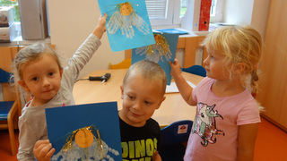 Děti vojáků a zaměstnanců resortu tvořily anděly, potěší válečné veterány