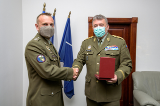 Generál Opata ocenil plaketou praporčíka Němce