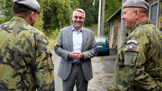 Ministr Metnar v Moravskoslezském kraji navštívil muniční sklad, podnik VOP CZ a vojáky 53. pluku