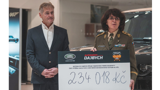 Bondovský Land Rover vynesl Vojenskému fondu solidarity téměř čtvrt milionu korun