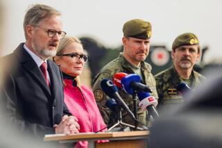 Premiér s ministryní obrany navštívili při příležitosti výročí vstupu do NATO 4. brigádu 