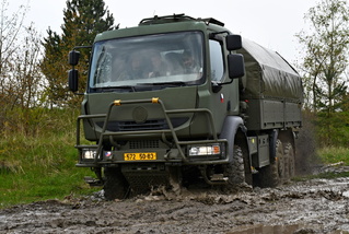 Náklon 30 %, schody a křížení náprav. Armádní řidiči cvičili na polygonu