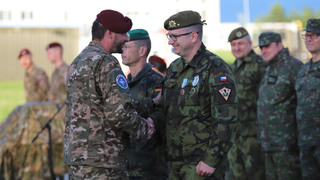 Příslušníci 71. mechanizovaného praporu obdrželi od ministra obrany Slovinska významné ocenění