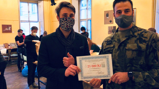 Vojáci 533. praporu bezpilotních systémů věnovali 21 tisíc nadaci, jež šije roušky 