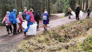 Dobrovolníci uklidili v sobotu Brdy před hlavní sezónou