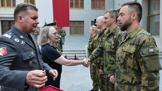 Polsko ocenilo Čechy, kteří sloužili v misi Eastern Sentry. Na Vítkově převzali medaile za mimořádné zásluhy