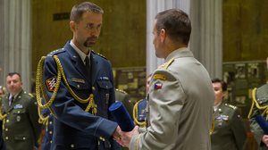 Generál Řehka jmenoval nové plukovníky a plukovnice a předal čestné odznaky 