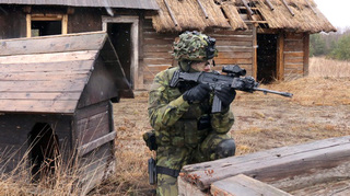 Kulisy z filmu Nabarvené ptáče posloužily vojákům při výcviku