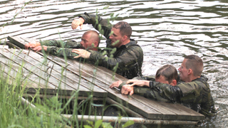 Vojáci trénují plavání i v desetistupňové vodě