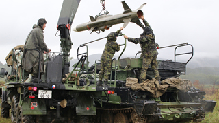 Strakoničtí vojáci během cvičení v Boleticích ladí taktické postupy 