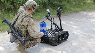 Minigator 2019: Pyrotechnici tří armád likvidují ostré výbušniny v podezřelém trezoru i opuštěném autobusu