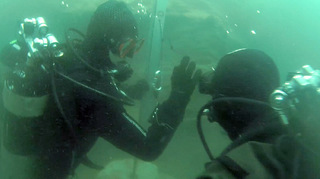 35 metrů pod hladinou a nulová viditelnost. Armádní potápěči cvičí na Opavsku