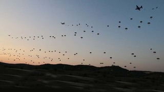 V hromadném seskoku téměř tisíce výsadkářů na cvičení Saber Junction 2018 byli i paragáni z Chrudimi