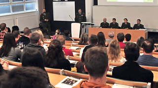 Desítky návštěvníků si prohlédly Univerzitu obrany, někteří zájemci na místě rovnou podali přihlášku