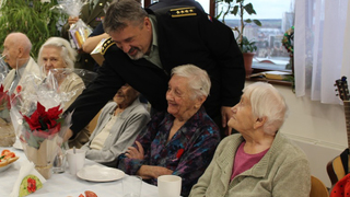 Generál Aleš Opata přinesl dárky válečným veteránům