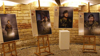 Výstava na radnici Prahy 3 představuje příběhy českých vojáků v zahraničních operacích 1990-2020