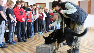 POKOS: Vojáci i se psy zamířili za dětmi do Podkrkonoší