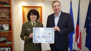 Generálka Šmerdová převzala pro Vojenský fond solidarity šek na 100 tisíc z rukou ředitele společnosti Mikov