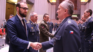 Čeští vojáci byli oceněni po návratu ze zahraničních operací v Estonsku a Iráku