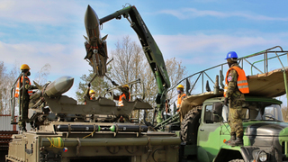 Nováčci se ve Strakonicích učili manipulovat s raketami těžkými více než půl tuny