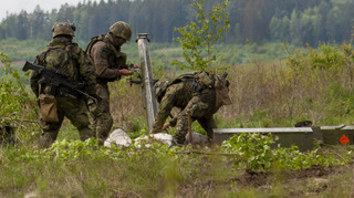 Vojáci pro Pobaltí se při výcviku soustředili na střelby ze 120 mm minometů