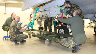 Co vyžaduje profese technika gripenu? Technické vzdělání, perfektní angličtinu a roky příprav