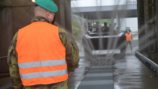 Ve Vyškově mají novou mycí halu, umyje osobní i těžká vojenská vozidla