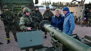 Vojáky na cvičení Trident Juncture navštívila norská předsedkyně vlády Erna Solbergová