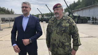 Ministr obrany v Jincích: Dělostřelci se mohou těšit na nové zbraně