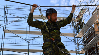 Přes hory, řeky i budovy. Armáda cvičila nové instruktory lezení
