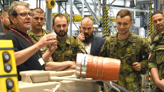 Vojáci 7. brigády si prohlédli, kde se vyrábí armádní tatrovky, vyzkoušeli si i jízdu na polygonu