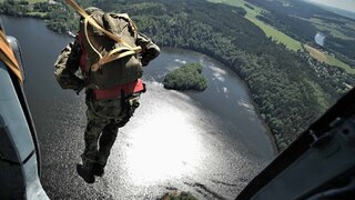Jako do peřiny: Výsadkáři na Seči trénovali seskoky do vody