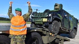 Nakládání techniky, to je práce i adrenalin