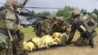 Letečtí návodčí v akci: Záchrana kolegů i navádění na cíle ve městě