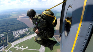 Další příslušníci aktivní zálohy úspěšně absolvovali základní výsadkový kurz 